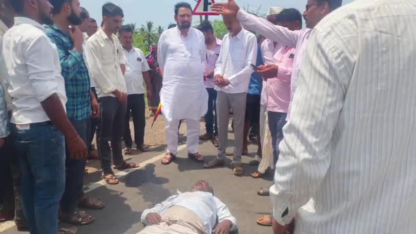 ಅಥಣಿ: ಗುಂಡೆವಾಡಿ ಬೈಕ್ ನಿಂದ ಬಿದ್ದು ಅಸ್ವಸ್ಥಗೊಂಡ ವ್ಯಕ್ತಿಯನ್ನು ತಮ್ಮದೆ ಕಾರಿನಲ್ಲಿ ರವಾನಿಸಿ ಚಿಕಿತ್ಸೆ ಕೋಡಿಸಿದ ಮಾಜಿ ಡಿಸಿಎಂ ಲಕ್ಷ್ಮಣ ಸವದಿ