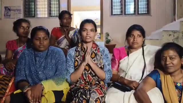 చేర్యాల: కొమురవెల్లి పోలీస్ స్టేషన్ ముందు ఎస్ఐ భార్య మానస ధర్నా. న్యాయం చేయాలని డిమాండ్..