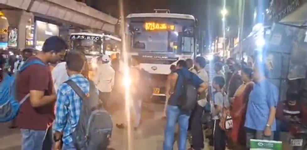 అబ్దుల్లాపూర్ మెట్: ఎల్బీనగర్ సర్కిల్ పరిధిలో ఆధార్ కార్డు అప్డేట్ లేకపోవడంతో మహిళలు బస్సు ఎక్కి ఇబ్బందులు పడుతున్నారు