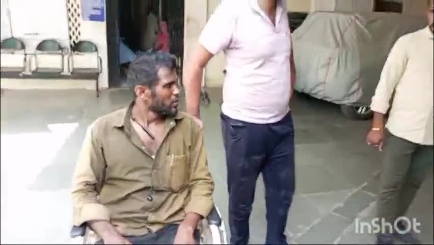 भदेसर: नरधारी के पास ट्रक दुर्घटना में ड्राइवर गायल सामुदायिक स्वास्थ्य केंद्र भादसोड़ा पर प्राथमिक उपचार कर जिला अस्पताल #भेजा