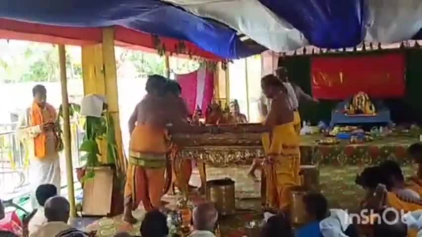 నరసన్నపేట: బ్రహ్మోత్సవాల్లో భాగంగా పట్టణంలో వైభవంగా వెంకటేశ్వర స్వామి స్నాపన తిరుమంజర అభిషేకాలు