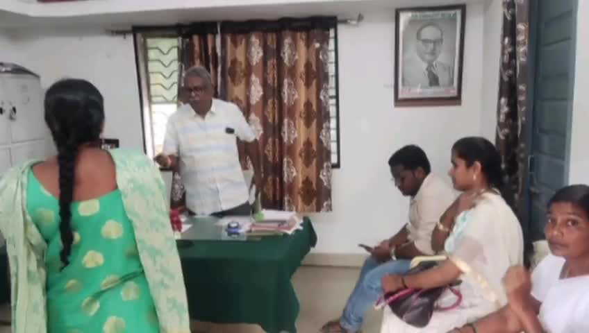 అవనిగడ్డ: మోపిదేవి లో ఎండిఓ ముందు సచివాలయ ఉద్యోగులు రగడ