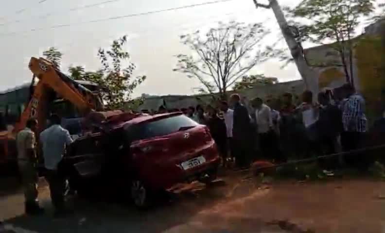 ఆమనగల్: ఆమనగల్ పట్టణంలో జరిగిన రోడ్డు ప్రమాదంలో ముగ్గురు వ్యక్తులు అక్కడికక్కడే మృతి చెందిన ఘటన చోటుచేసుకుంది