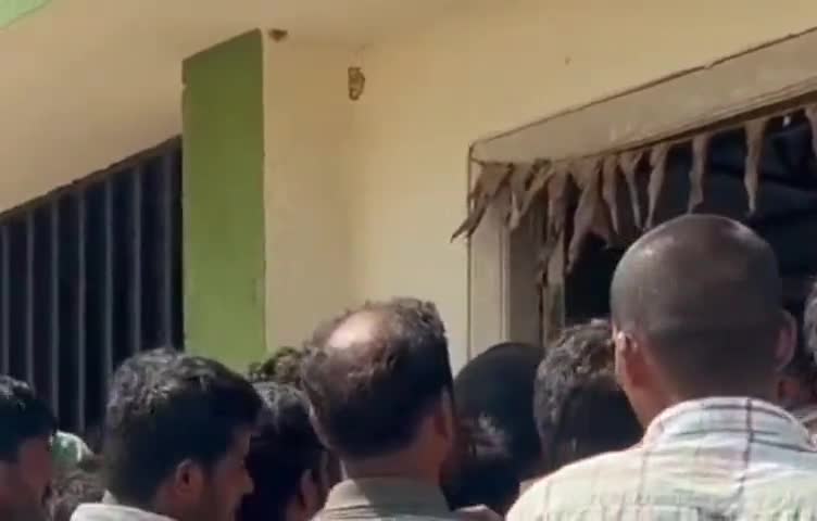 చేవెళ్ల: చేవెళ్ల సర్కిల్‌ పరిధిలో విత్తనాల కోసం రైతు వేదిక వద్ద పడిగాపులు కాసిన రైతులు