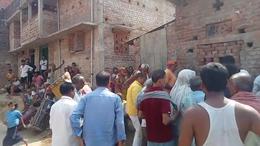 अकबरपुर के ग्राम गोगन मे टूना यादव के पिता का आकस्मिक नि#धन पर युवा नेता पवन यादव ने उनके परिजनों को संतावना दिए !