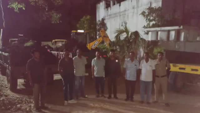 కోహెడ: కోహెడ కూరెళ్ల  గ్రామంలోని పెద్ద చెరువు లో నల్ల మట్టిని తీస్తున్న జెసిపి తొమ్మిది ట్రాక్టర్లను పట్టుకున్న టాస్క్ ఫోర్స్