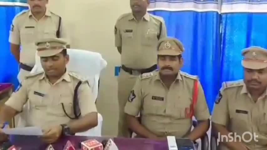 నరసన్నపేట: సారవకోట మండలంలో జరిగిన చోరీ కేసును ఛేదించిన పోలీసులు, నిందితుల నుంచి రూ.4.80 లక్షలు స్వాధీనం