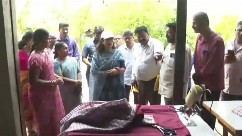 పత్తిపాక గ్రామంలోని మహిళా సంఘాల ఆధ్వర్యంలో యూనిఫామ్ కుడుతున్న కేంద్రాన్ని పరిశీలించిన కలెక్టర్ సిక్త పట్నాయక్.