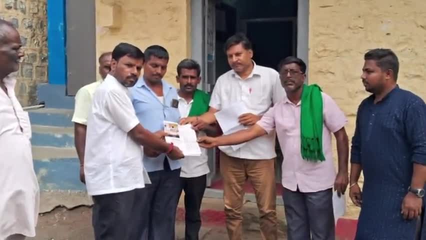ತಾಳಿಕೋಟಿ: ರೈತರ ವಿವಿಧ ಬೇಡಿಕೆ ಈಡೇರಿಕೆಗೆ ಆಗ್ರಹಿಸಿ ತಾಳಿಕೋಟಿ ತಹಸಿಲ್ದಾರರಿಗೆ ಕರ್ನಾಟಕ ಹಸಿರು ಸೇನೆಯಿಂದ ಮನವಿ ಸಲ್ಲಿಕೆ