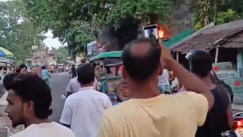 সুতি ১: সুতিতে একটি চালের দোকানে ভয়াবহ অগ্নিকাণ্ড