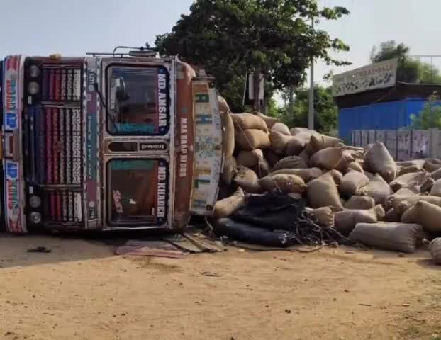 ఫరూక్ నగర్: కేశంపేట చౌరస్తా సమీపంలో వడ్ల లోడు లారీ బోల్తా