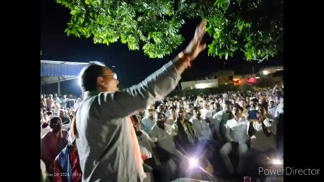 मेहरमा के खीरोंधी स्थित विधायक  दीपिका पांडेय सिंह के आवासीय कार्यालय  पर सभा को संबोधित करते श्री प्रदीप यादव #गोड्डा लोकसभा