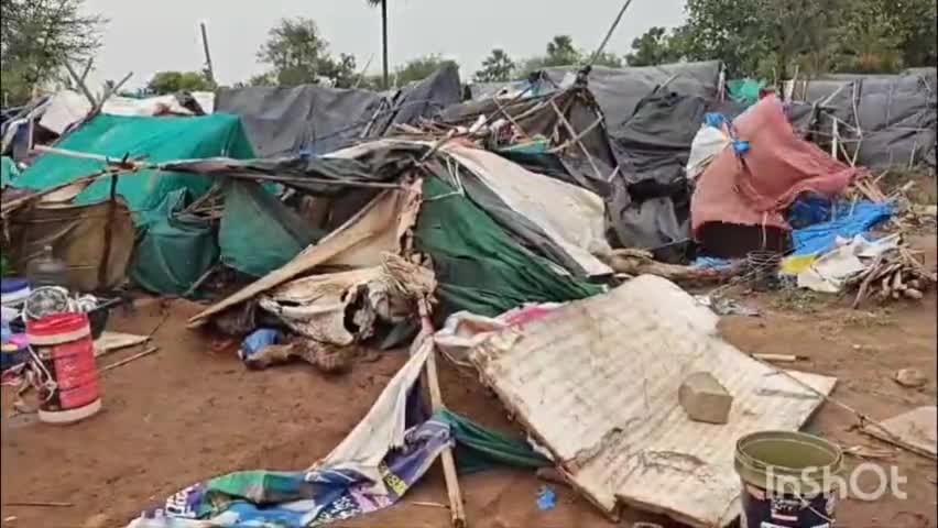 అబ్దుల్లాపూర్ మెట్: ఈదురుగాలులకు కూలిపోయిన వందలాది గుడిసెలు