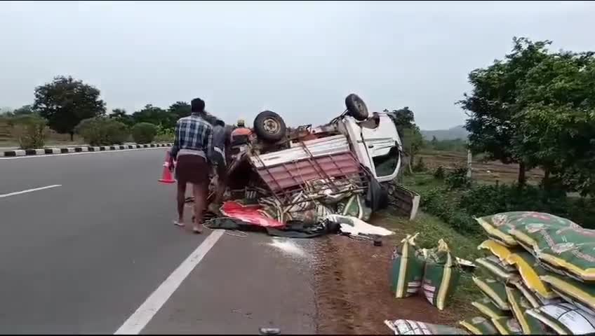 ఎచ్చెర్ల: నందిగాం మండలం ఆకుల నందిగాం జంక్షన్ సమీప జాతీయ రహదారిపై అదుపుతప్పి బోల్తా పడిన బియ్యం లోడ్తో వెళ్తున్న లగేజీ వ్యాన్
