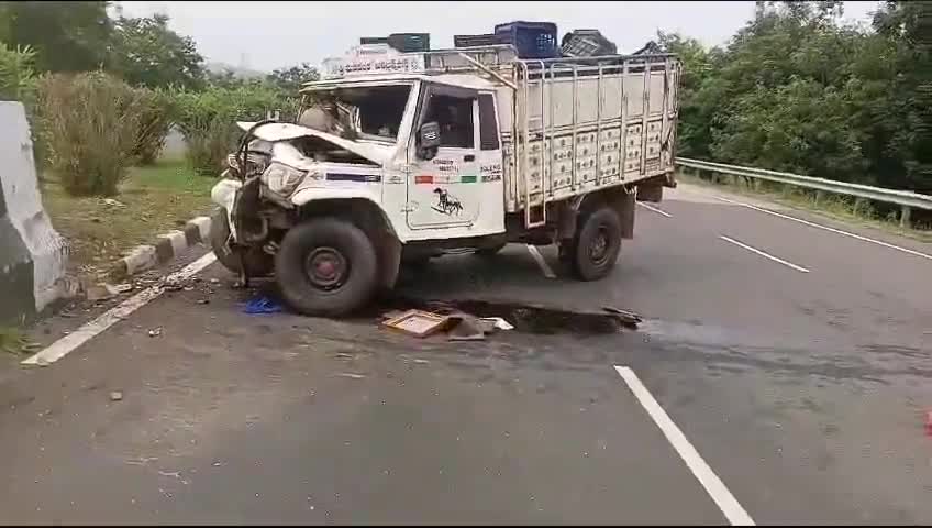 పలాస: పలాస మండలం శాసనం గ్రామ సమీప జాతీయ రహదారిపై అదుపుతప్పి వంతెన గోడను ఢీకొన్న బొలెరో లగేజీ వ్యాన్, డ్రైవర్‌కు గాయాలు
