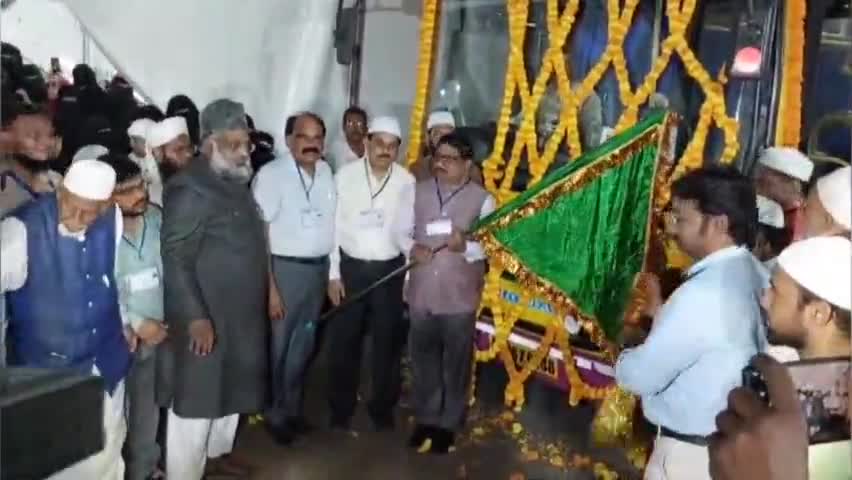 గన్నవరం: గన్నవరం ఎయిర్ పోర్ట్ వద్ద హజ్ యాత్రను ప్రారంభించిన రాష్ట్ర మైనారిటీ సంక్షేమ శాఖ ప్రభుత్వ కార్యదర్శి హర్షవర్ధన్