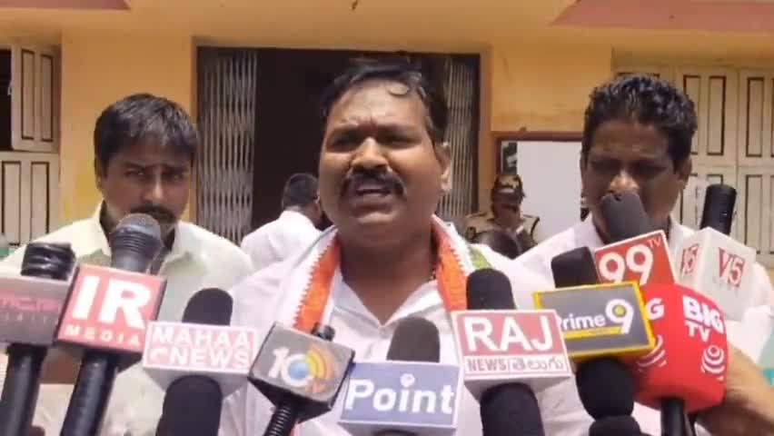 పెడన: పెడనలో జరిగిన ఇన్ పుట్ సబ్సీడి నిధుల కుంభకోణంపై సమగ్ర దర్యాప్తు జరపాలని జిమాండ్ చేసిన కాంగ్రెస్ అభ్యర్థి శొంఠి నాగరాజు