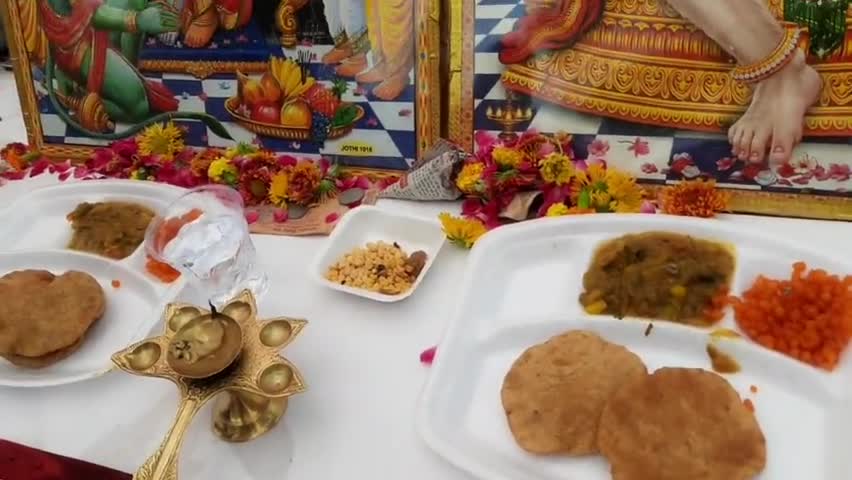 ज्येष्ठ मास के प्रथम बड़े मंगल पर बाबूगंज कस्बे में कई स्थानों पर हुआ प्रसाद वितरण कार्यक्रम #vinodjivlogs #badamangal