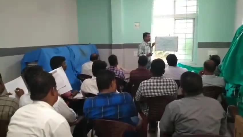 పలాస: పలాస సామాజిక ఆసుపత్రి ఆవరణలో 108 సిబ్బందికి శిక్షణా తరగతులు నిర్వహించిన OJT నెయ్యిల కృష్ణ