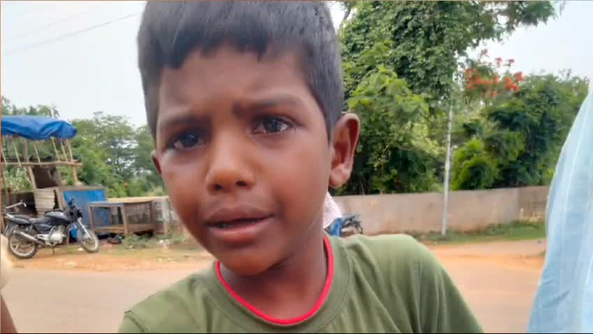 పలాస: పలాసలో కలకలం రేపిన 10 ఏళ్ల బాలుడి కిడ్నాప్ యత్నం స్థానికుల చదువుతో బాలుడిని విడిచిపెట్టి  పరారైన కిడ్నాపర్