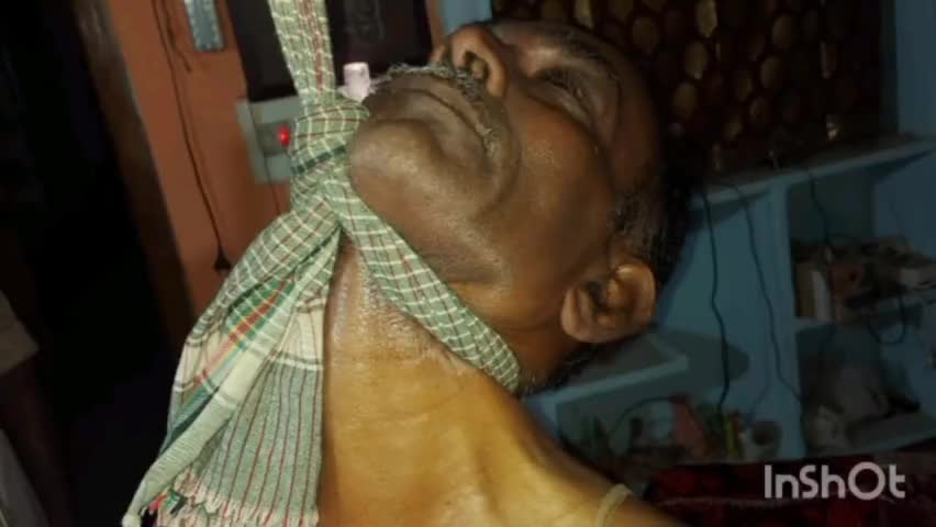 పలాస: మందస మండల కేంద్రంలో నివాసం ఉంటున్న ఎల్ఐసి ఏజెంట్ కాశీ వెంకటేశ్వరరావు ఉరివేసుకొని ఆత్మహత్య
