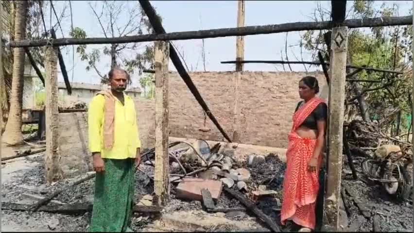 అవనిగడ్డ: పాత కక్షల నేపథ్యంలో మోపిదేవి మండలం బోడగుంటలో వృద్ధ దంపతుల ఇంటిని దగ్ధం చేసిన ప్రత్యర్థులు