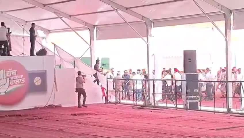 ਲੁਧਿਆਣਾ ਪੱਛਮੀ: ਮੁੱਲਾਪੁਰ ਦਾਖਾ ਵਿਖੇ ਰੈਲੀ 'ਚ ਪਹੁੰਚੇ ਰਾਹੁਲ ਗਾਂਧੀ, ਕਾਂਗਰਸ ਪਾਰਟੀ ਦੇ ਉਮੀਦਵਾਰ ਰਾਜਾ ਵੜਿੰਗ ਦੇ ਹੱਕ 'ਚ ਕੀਤਾ ਚੋਣ ਪ੍ਰਚਾਰ
