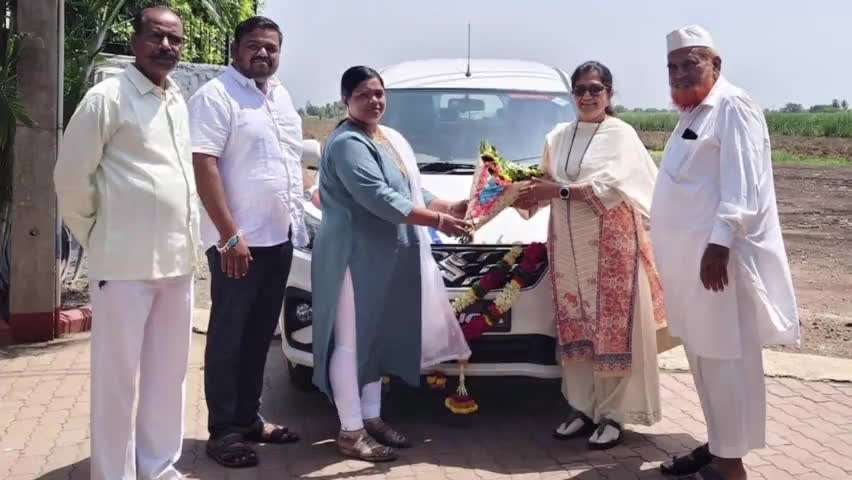 ನಿಪ್ಪಾಣಿ: ಸೌಂದಲಗಾ ಅಲ್ಪಸಂಖ್ಯಾತರ ಅಭಿವೃದ್ಧಿ ನಿಗಮ ವತಿಯಿಂದ ಮಂಜೂರಾಗಿದ್ದ ನೂತನ ಎರ್ಟಿಗಾ ಕಾರ್ ಗೆ ಪೂಜೆ ಸಲ್ಲಿಸಿದ ಶಾಸಕಿ‌ ಶಶಿಕಲಾ ಜೊಲ್ಲೆ