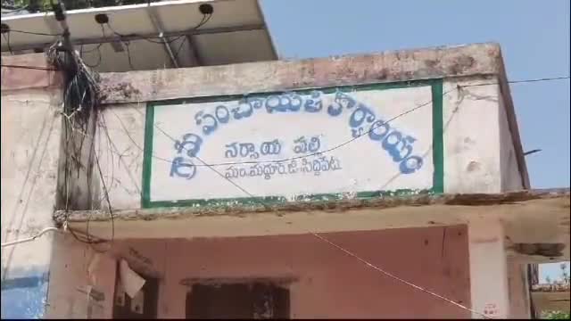 మద్దూర్: ఉపాధి హామీ పనుల్లో వెండి నాణేలు, ఉంగరాలు బయట పడిన ఘటన సిద్దిపేట జిల్లా మద్దూరు మండలం నర్సాయపల్లి గ్రామంలో చోటు చేసుకుంది
