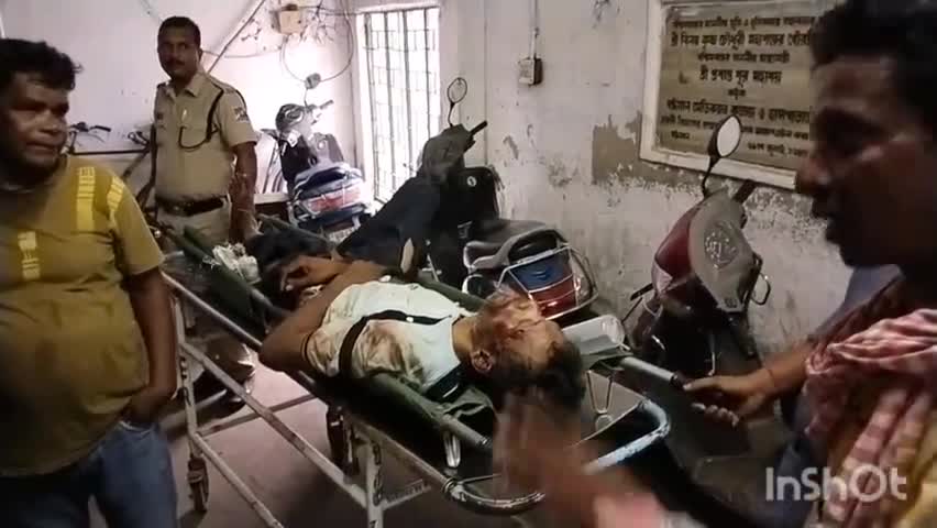 গলসি ১: খানা জংশন রেল ইস্টিশনের ফ্লাইওভারের উপর থেকে পড়ে গুরুতর জখম ব্যক্তিকে চিকিৎসার জন্য নিয়ে আসা হল BMCHএ