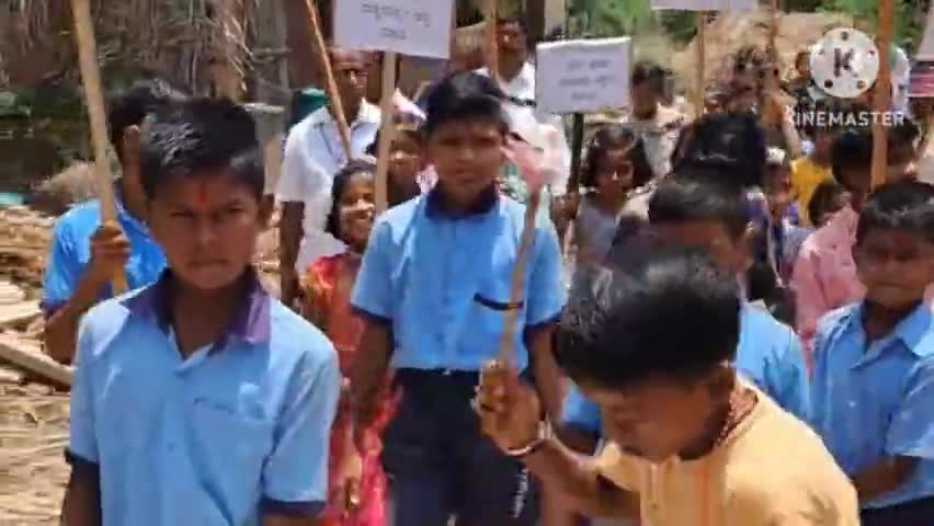 ಮೂಡಲಗಿ: ರಾಜ್ಯಾದ್ಯಂತ ಇಂದಿನಿಂದ ಶಾಲೆಗಳ ಆರಂಭೊತ್ಸವ ಹಿನ್ನೆಲೆ ಮಕ್ಕಳನ್ನ ವೆಂಕಟಾಪುರ ಗ್ರಾಮದಲ್ಲಿ ಮೆರವಣಿಗೆ.
