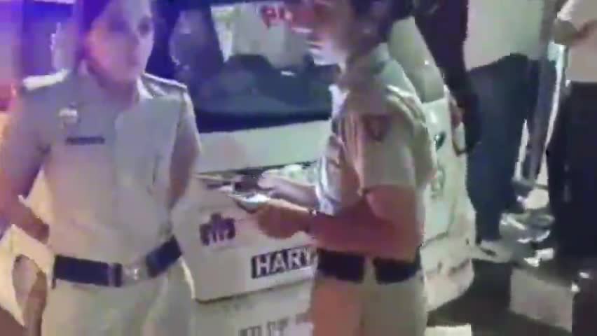 असंध: जुंडला में नेशनल हाईवे 709A पर पराली से भरी ट्रैक्टर ट्राली और गाड़ी की टक्कर, पलटी गाड़ी, चालक घायल