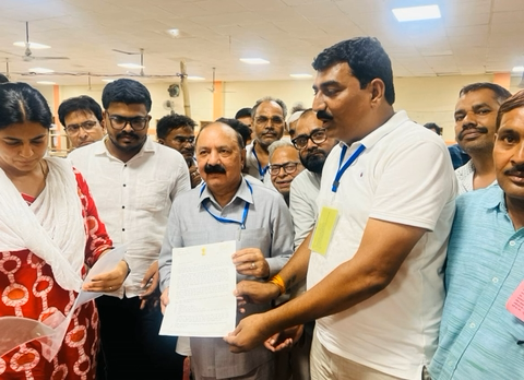 अमेठी से नवनिर्वाचित सांसद श्री किशोरीलाल शर्मा जी को डीएम निशा अनंत ने दिया जीत का प्रमाणपत्र।

हार्दिक बधाई, शुभकामनाएं!
#kishorilalsharma