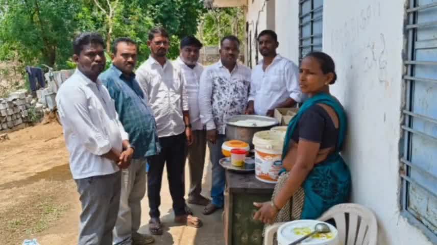 మల్యాల: చొప్పదండి ఎమ్మెల్యే మేడిపల్లి సత్యం జన్మదినం సందర్భంగా ధరూర్ వృధ్దాశ్రమంలో అన్నదానం
