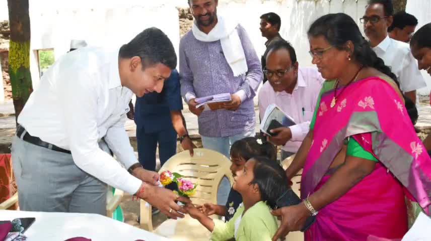 తాంసీ: తాంసి లో బడిబాట కార్యక్రమాన్ని ప్రారంభించి,విద్యార్ధులకు ఏకరూప దుస్తులను అందించిన జిల్లా కలెక్టర్ రాజర్షి షా