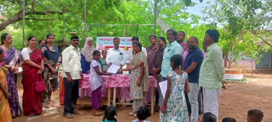 పెన్‌పహాడ్: ప్రైవేటు పాఠశాలలను నమ్మి డబ్బు వృథా చేసుకోవద్దు: జిల్లా విద్యాధికారి అశోక్