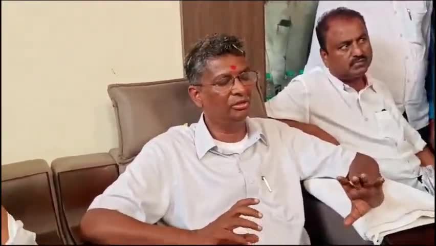 ಅಥಣಿ: ಪಟ್ಟಣದಲ್ಲಿ ಹಗಲು ಕಂಡ ಬಾವಿಗೆ ರಾತ್ರಿ ಬೀಳಬಾರದು ಆದ್ರೆ ನಾವು ಬಿದ್ವಿ ಶಾಸಕ ಸವದಿ ವಿರುದ್ಧ ಗುಡುಗಿದ ಸತೀಶ್ ಜಾರಕಿಹೊಳಿ