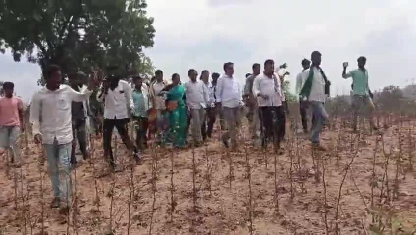 ఇచ్చోడ: పోడు రైతులకు అటవీ అధికారులు ఇబ్బంది పెట్టవద్దు:కాంగ్రెస్ పార్టీ ఆదిలాబాద్ పార్లమెంట్ ఇంచార్జీ ఆత్రం సుగుణ