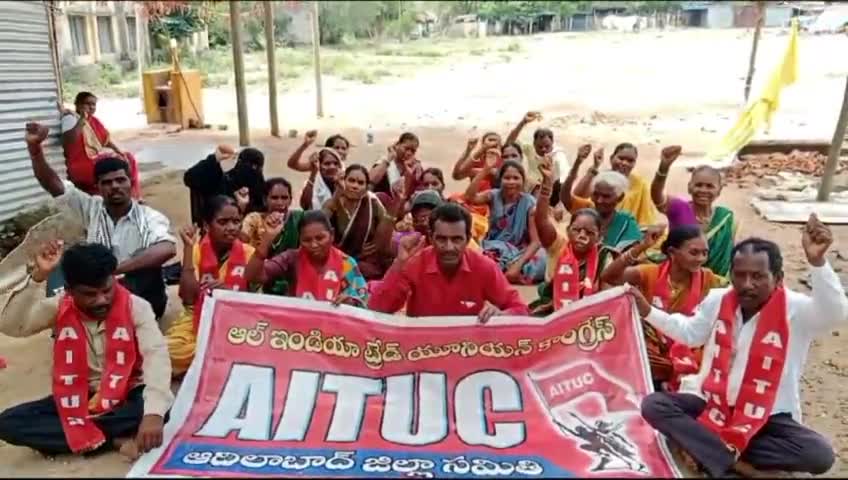 ఉట్నూర్: కనీస వేతనాలు చెల్లించాలని ఉట్నూర్ మండల విద్యాశాఖ అధికారి కార్యాలయం ముందు మధ్యాహ్న భోజన కార్మికుల నిరసన