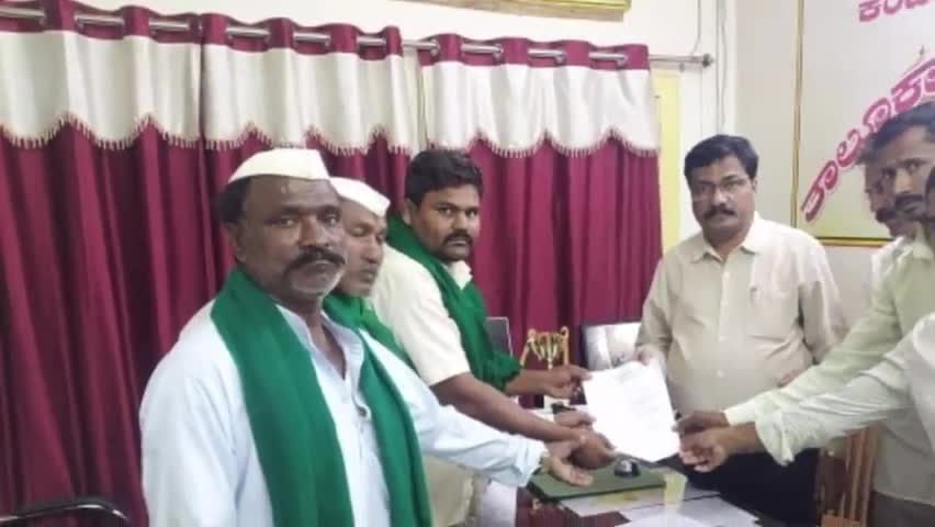 ಚಡಚಣ: ಕರ್ಕಶ ಶಬ್ದ ಬೆಚ್ಚಿ ಬಿದ್ದ ಚಡಚಣ ಜನತೆ ಶಬ್ದ ಶೋಧಕ್ಕೆ ಕರ್ನಾಟಕ ರೈತ ಸಂಘ ಹಾಗೂ ಹಸಿರು ಸೇನೆಯಿಂದ ಚಡಚಣ  ತಹಸಿಲ್ದಾರ್ ಅವರಿಗೆ ಮನವಿ