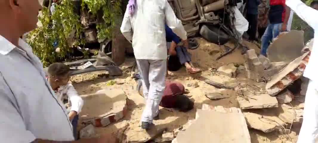 #neemrana  दो की मोत तीन गंभीर नीमराना कॉलेज के छात्रो का हूआ कार अक्सीडंट
