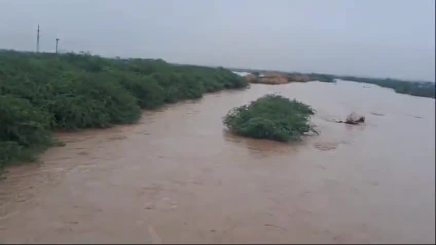 ಬಬಲೇಶ್ವರ: ಬಬಲೇಶ್ವರ ತಾಲೂಕಿನ‌ ಸಾರಾವಾಡ ಗ್ರಾಮದ ಬಳಿ ಸತತ ಸುರಿದ ಮಳೆಯ ಪರಿಣಾಮ ತುಂಬಿ ಹರಿಯುತ್ತಿರುವ ದೋಣಿ ನದಿ