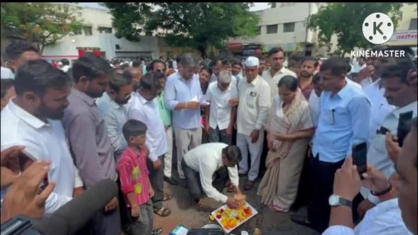 बारामती: बारामती ॲग्रो च्या माध्यमातून सुरू झालेल्या पाण्याच्या टँकरला आमदार रोहित पवार यांनी दिली भेट