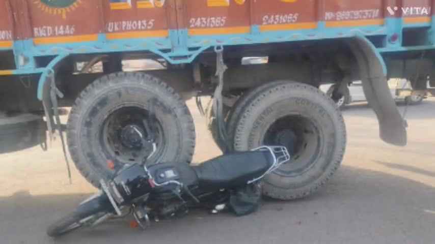 साहा: साहा में अंबेडकर चौक पर ट्रक के नीचे आई बाइक, बाल बाल बचा बाइक सवार