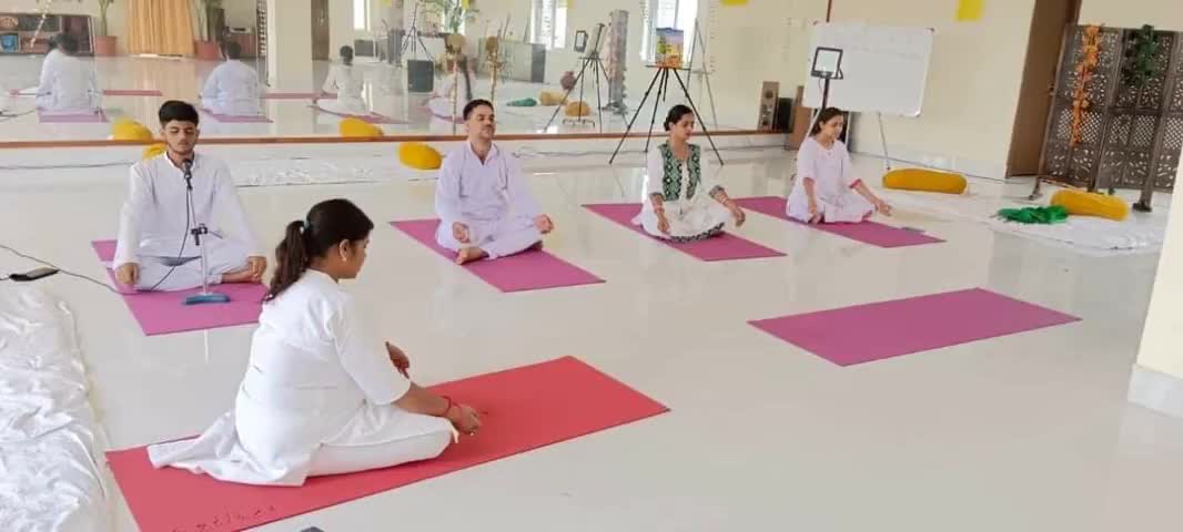 योग के तीन बड़े पहलू हैं। एक है योग का दर्शन, दूसरा है योग का अभ्यास और तीसरा है योग का आचरण, योगमय जीवन। इन तीन संदर्भों में हमें प्रामाणिक होना है।
#Yoga #motivation #fitness #inspiration #love #life #motivationalquotes #lifestyle #quotes