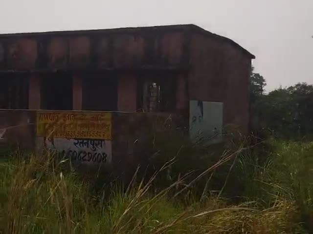 ग्राम सभा मांडा में सामुदायिक स्वास्थ्य केंद्र अधूरा पड़ा सरकारी धन का दुरुपयोग