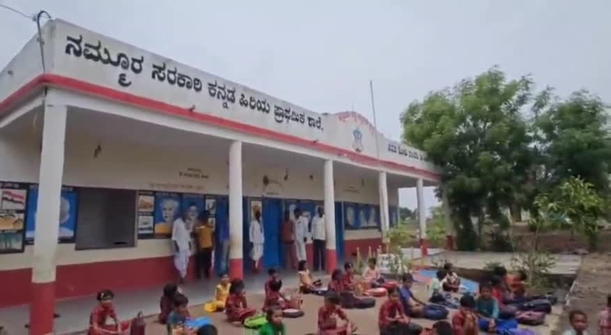 ಅಥಣಿ: ಅಥಣಿ ತಾಲೂಕಿನ ತಾಂವಶಿ ಗ್ರಾಮದ ಸನದಿ ತೋಟದ ಪ್ರಾಥಮಿಕ ಶಾಲೆಯಲ್ಲಿ ಬೀಗ ಜಡಿದು ಪ್ರತಿಭಟನೆಗೆ ಮುಂದಾದ ಪಾಲಕರು