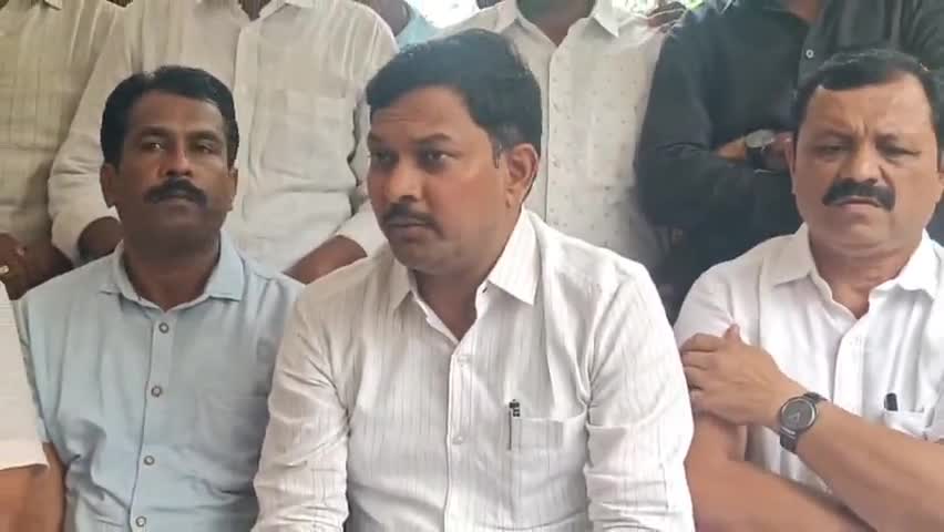 ಅಥಣಿ: ಅಥಣಿಯಲ್ಲಿ ವಲಸೆ ಬಿಜೆಪಿಗರು, ಮೂಲ ಕೆಲವು ಕೈ ಕಾರ್ಯಕರ್ತರಿಂದ ಸಚಿವ ಜಾರಕಿಹೊಳಿ ವಿರುದ್ಧ ಆಕ್ರೋಶ