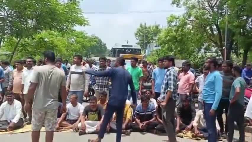 కేసముద్రం: పెనుగొండ లో రోడ్డు ప్రమాదంలో మృతి చెందిన వ్యక్తి కుటుంబానికి న్యాయం చేయాలని రొడ్డు పై బైఠాయించి మృతుని బంధువులు ధర్నా
