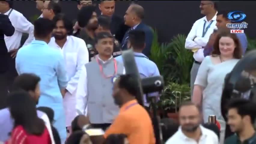 ऐतिहासिक क्षण अनुभवण्यासाठी राष्ट्रपती भवनात दाखल | नवी दिल्ली
#ModiSarkar3 #OathCeremony #Delhi #ModiCabinet #DevendraFadnavis #NarendraModi